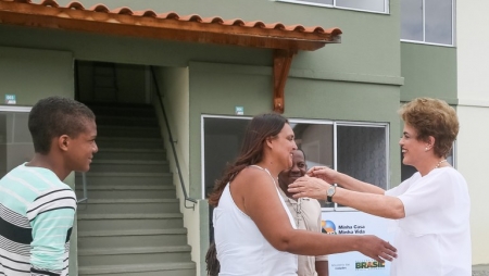 Dilma: “Hoje enfrentamos dificuldades em nosso País. Agora eu quero dizer para vocês: nós, juntos, vamos superar essas dificuldades. Esse País vai continuar fazendo programas como o Minha Casa Minha Vida”.