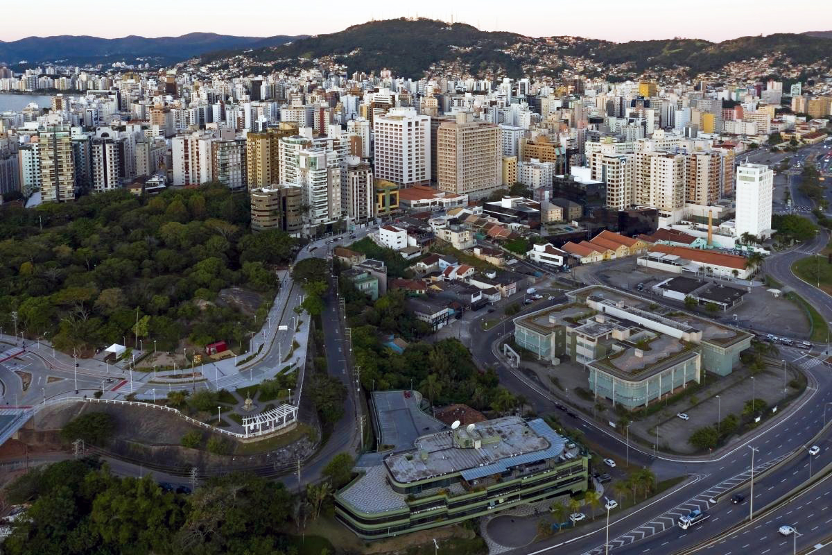 vista aérea do centro de Florianópolis com Morro da Cruz ao Fundo